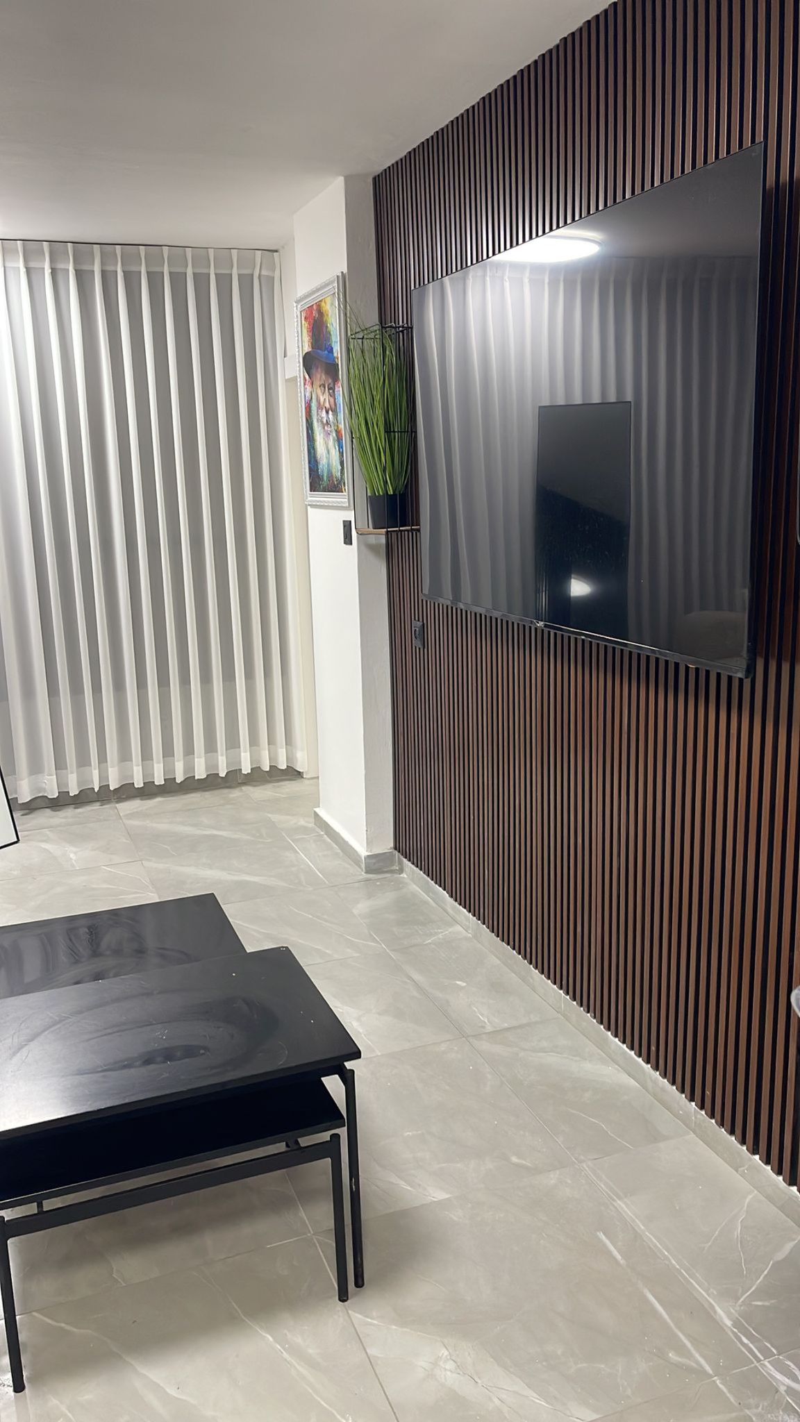 קיר טלוויזיה מעוצב עם חיפוי עץ